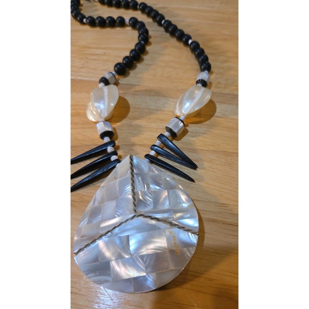 Vntg-style statement necklace mosaic mother-of-pearl teardrop Black Spikes